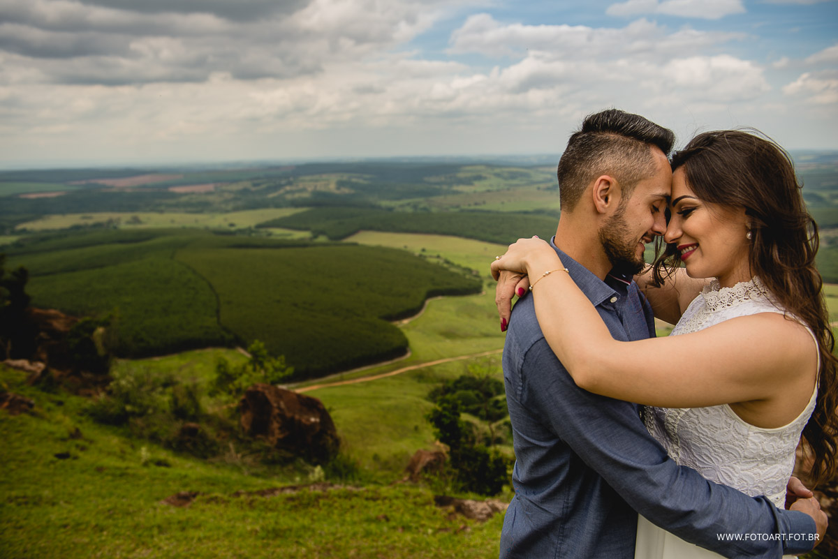 Casal sorridentes na base da nuvem Botucatu foto de Anderson Silva Fotoart fotografo sp