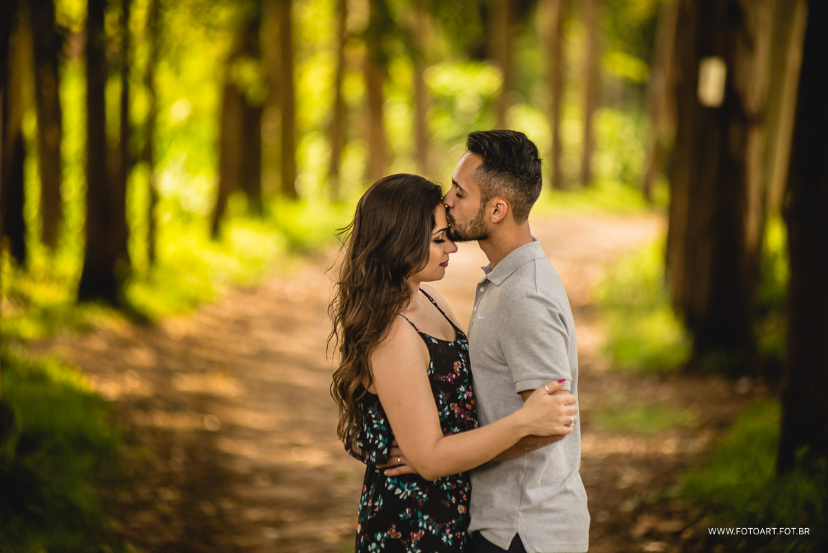 Marcus Barros dando um beijo na testa de sua noiva na estrada da usina indiana Botucatu foto de Anderson Silva Fotoart fotografo sp
