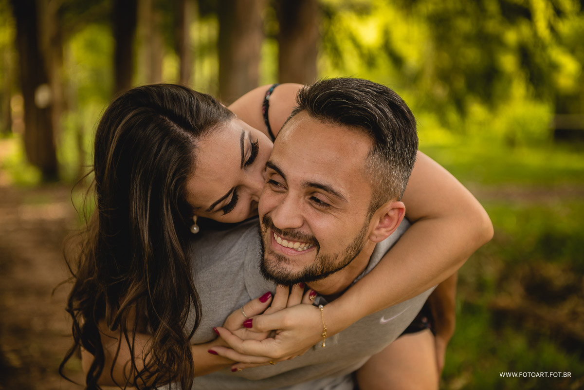 Dayane Henriques Alves dando um beijo no rostode seu noivo Marcos Barros na usina indiana Botucatu foto de Anderson Silva Fotoart fotografo sp