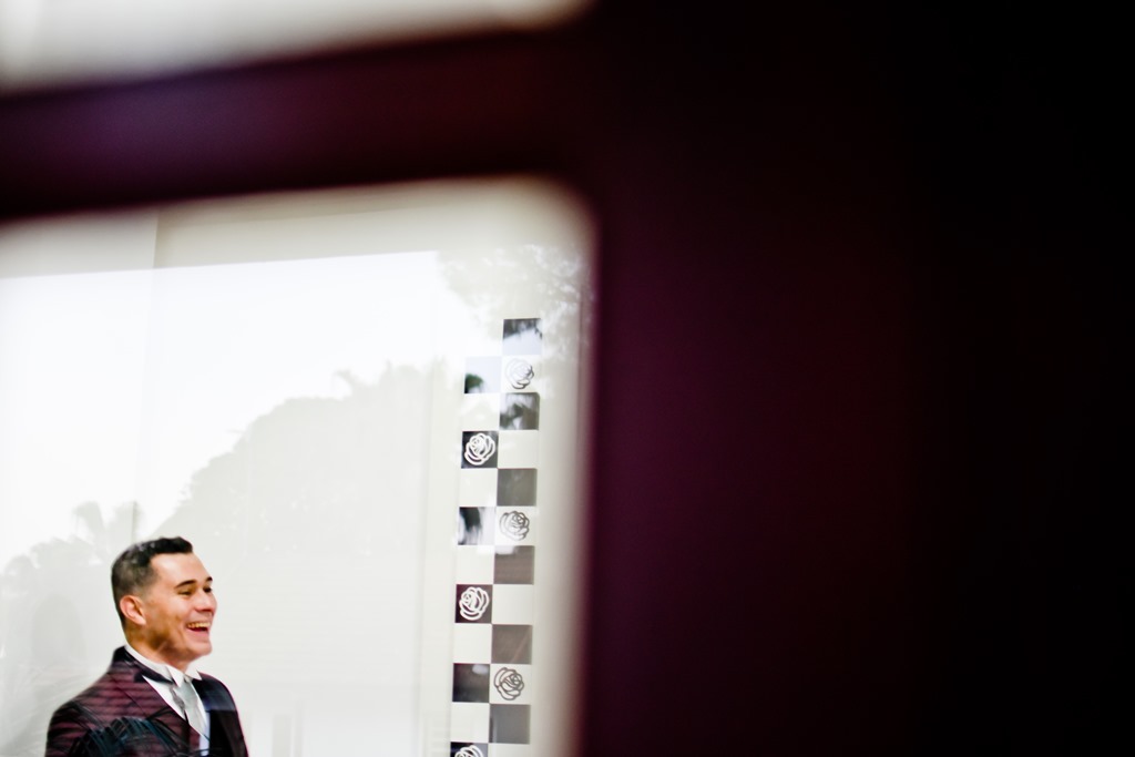 Make off do noivo Gilmar quase pronto sorri em um momento de descontração no hotel Bertel Penedo RJ