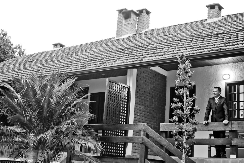 Make off do noivo Gilmar pronto sorri em um momento de descontração no hotel Bertel Penedo RJ