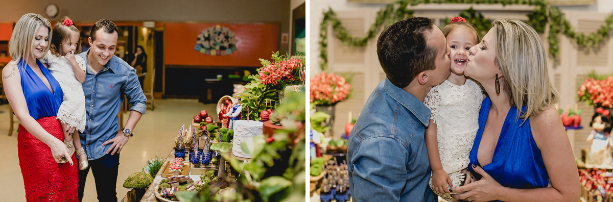 retrato em familia na frente da mesa do bolo