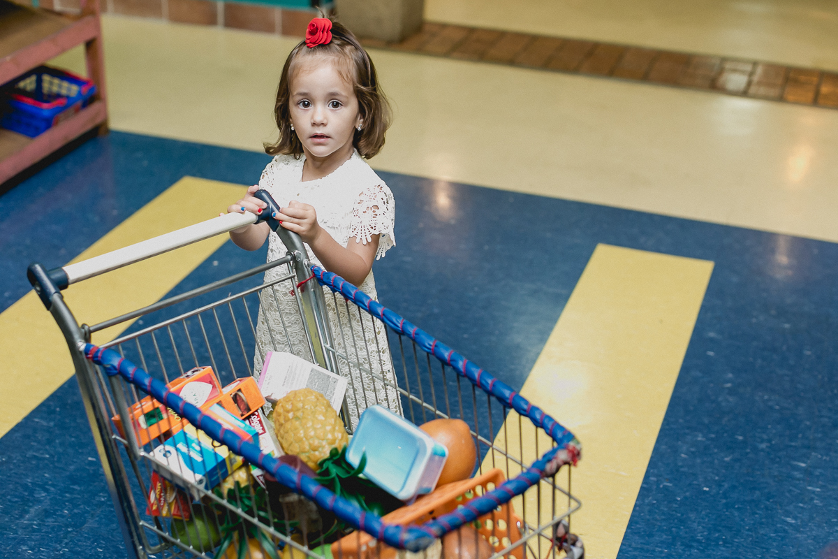Sofia fazendo compras no mercadinho do buffet miniland
