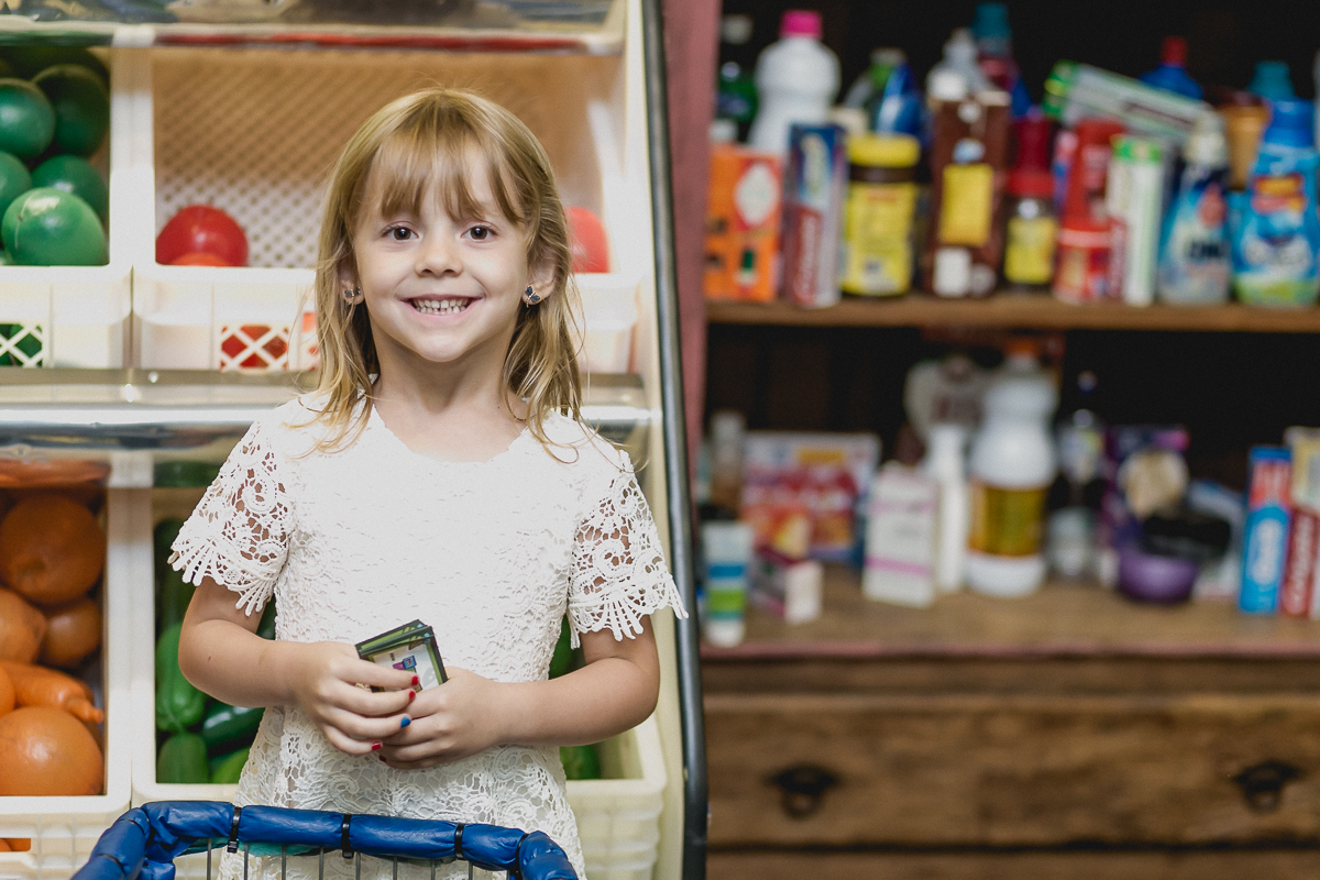 irma da sofia se divertindo no mercadinho