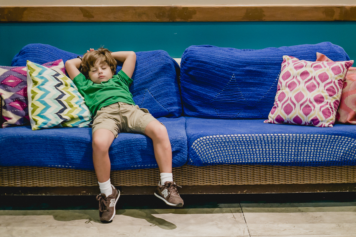 amigo tirando um cochilo na festa