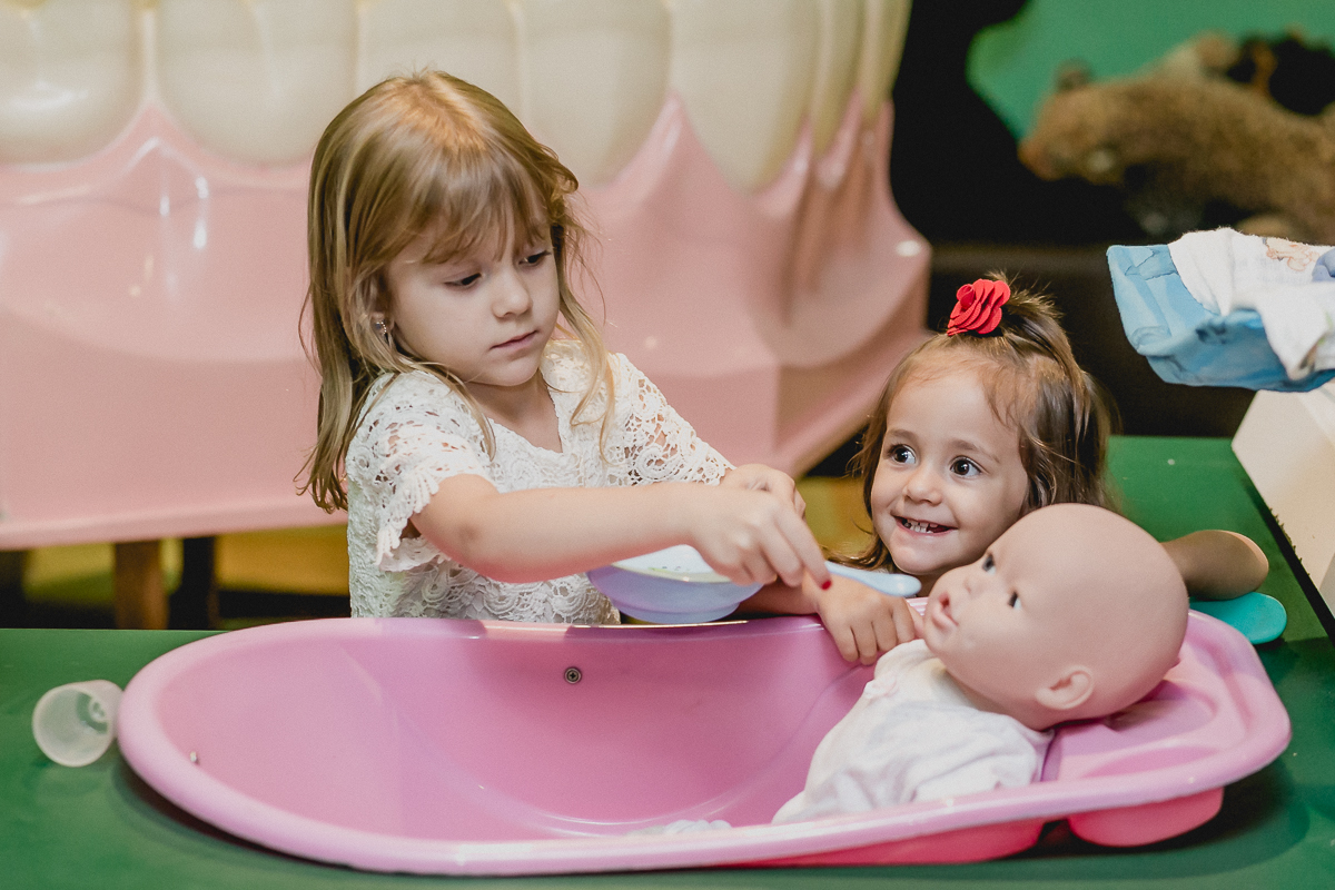 brincando com a bonequinha