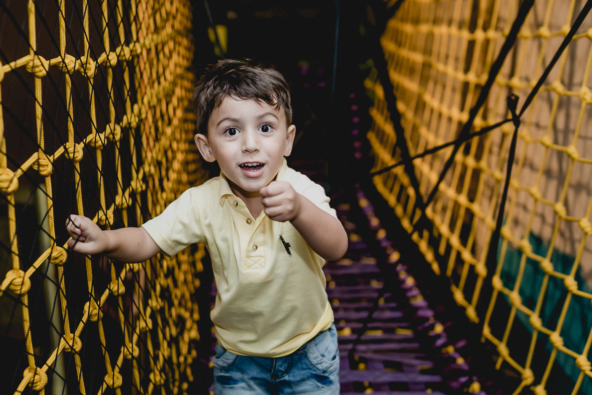 amiguinho atravessando a ponte do buffet miniland