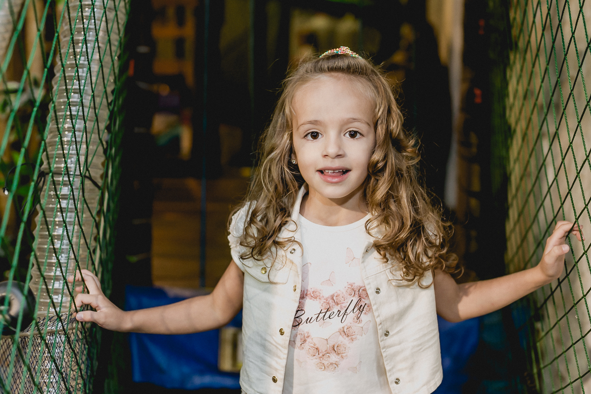 amiguinha se divertindo atravessando a ponte