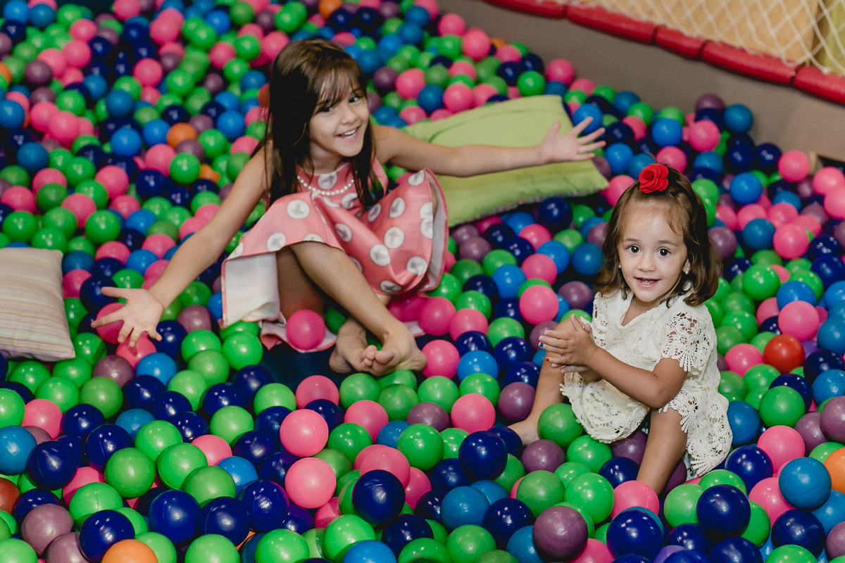 sofia e prima brincando na piscina de bolinhas