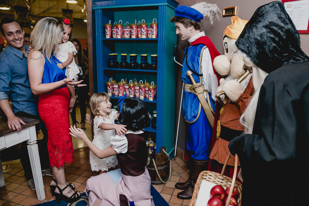 familia recebendo a branca de neve e os anoes