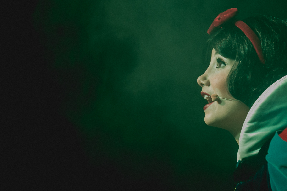 branca de neve interpretando na peça da cia do teatro no buffet miniland