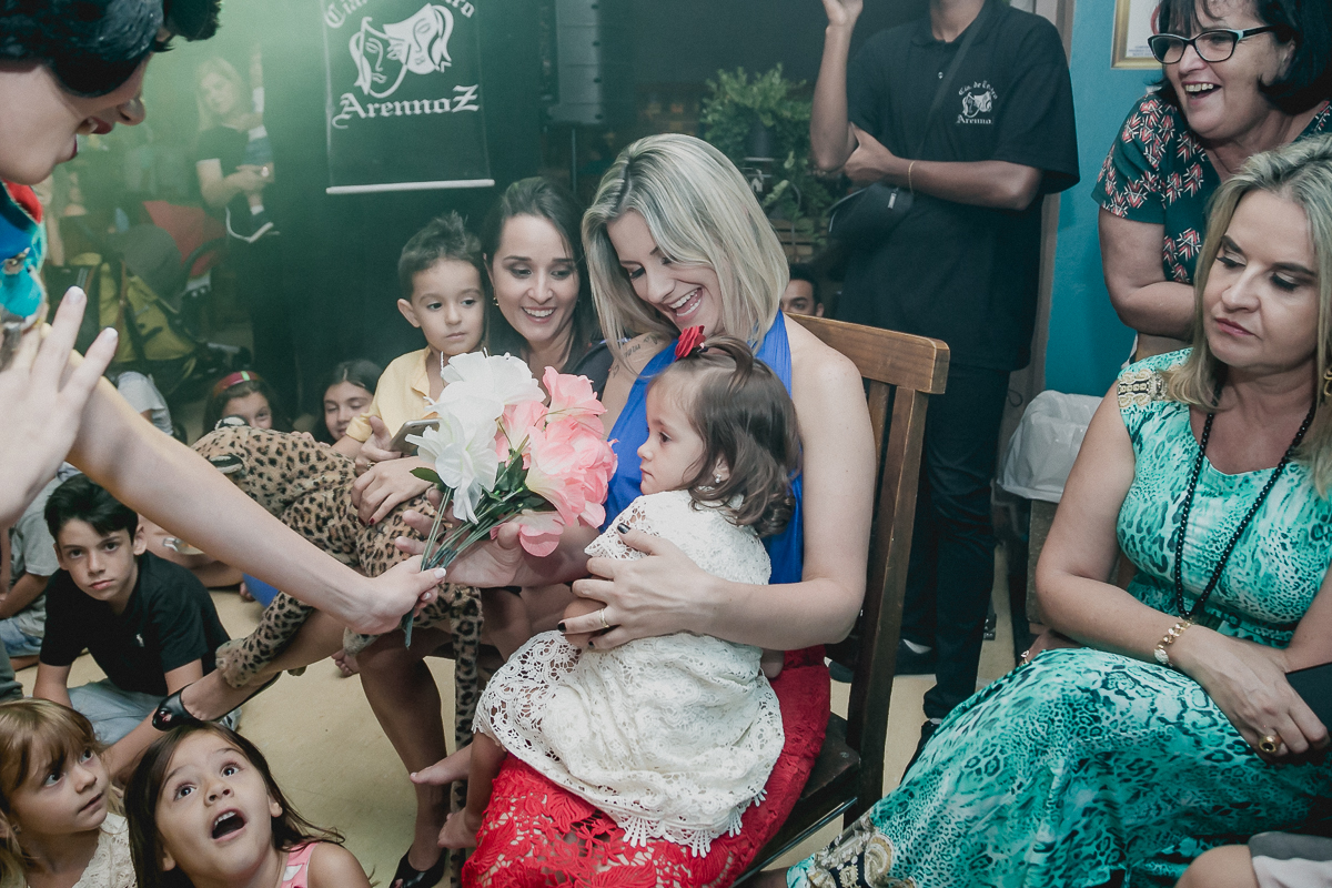 Sofia recebendo flores da branca de neve