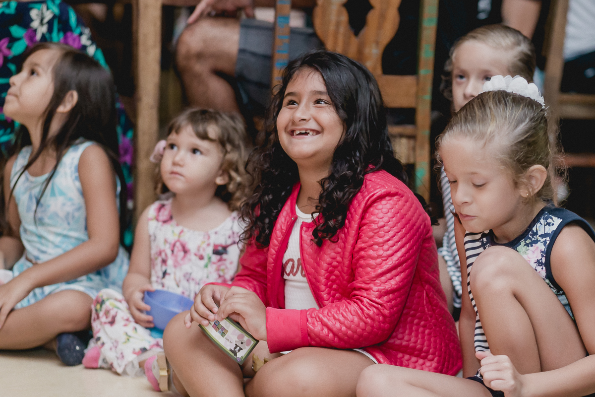 dando muitas risadas na peça