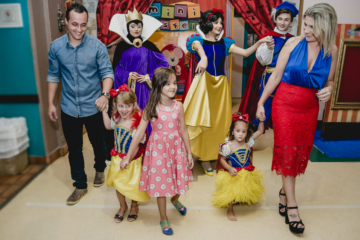 chegando para cantar o parabens