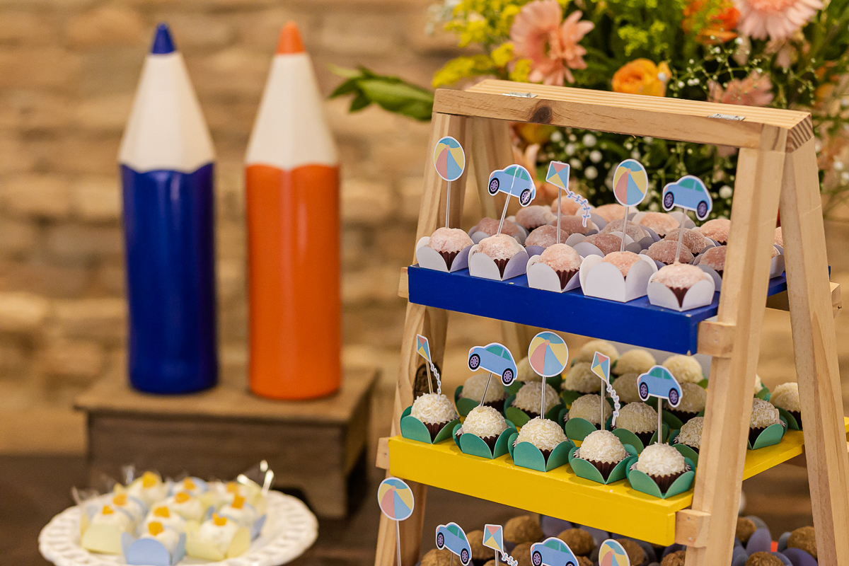 mesa de aniversario de 2 anos do arthur com o tema brinquedos do arthur lá no quintal das aroeiras em santo andré sp