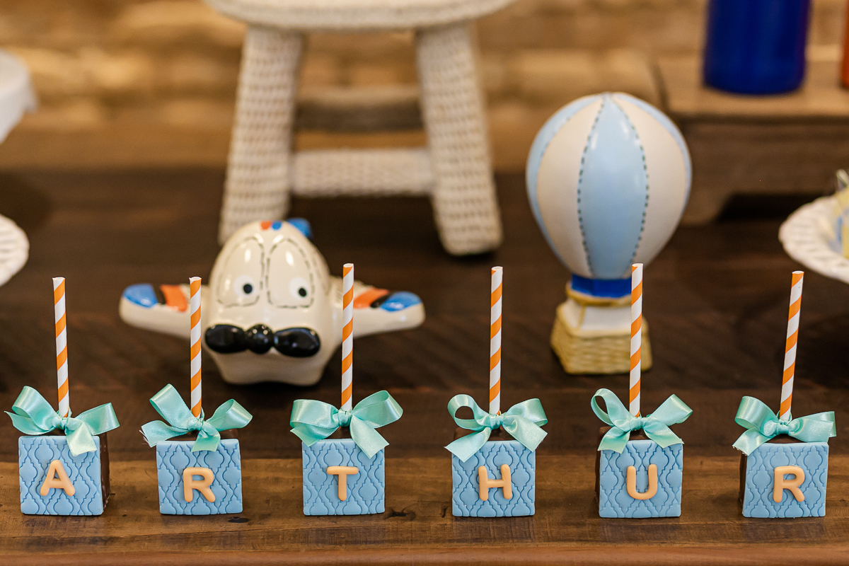 mesa de aniversario de 2 anos do arthur com o tema brinquedos do arthur lá no quintal das aroeiras em santo andré sp