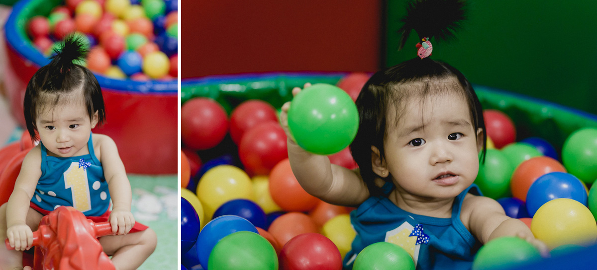 se divertindo na piscina de bolinhas