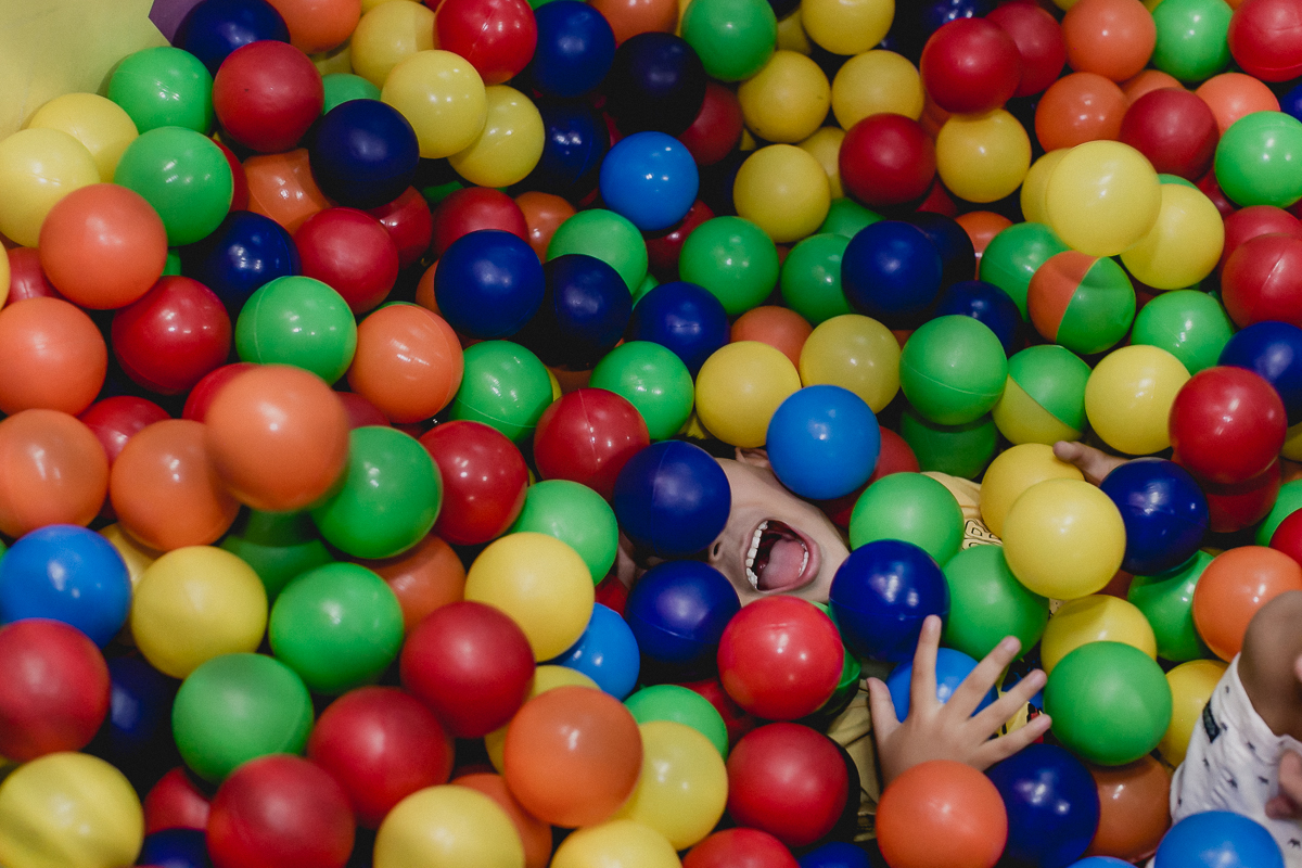 mostrando a lingua na piscina de bolinhas