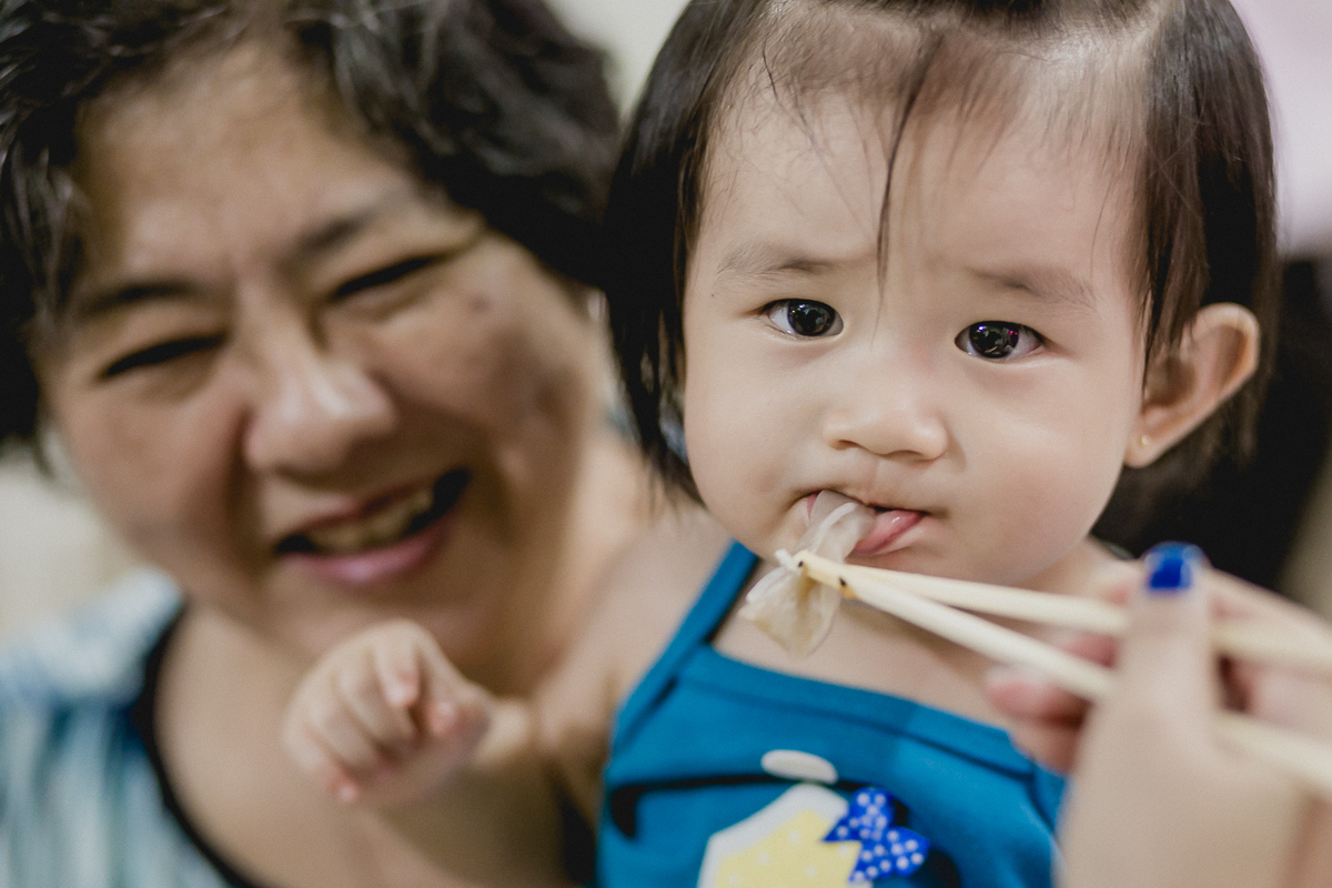 gabi comendo comida japosnesa