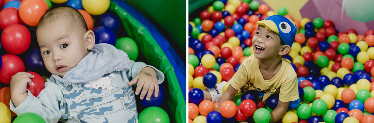 amiguinhos brincando na piscina de bolinhas