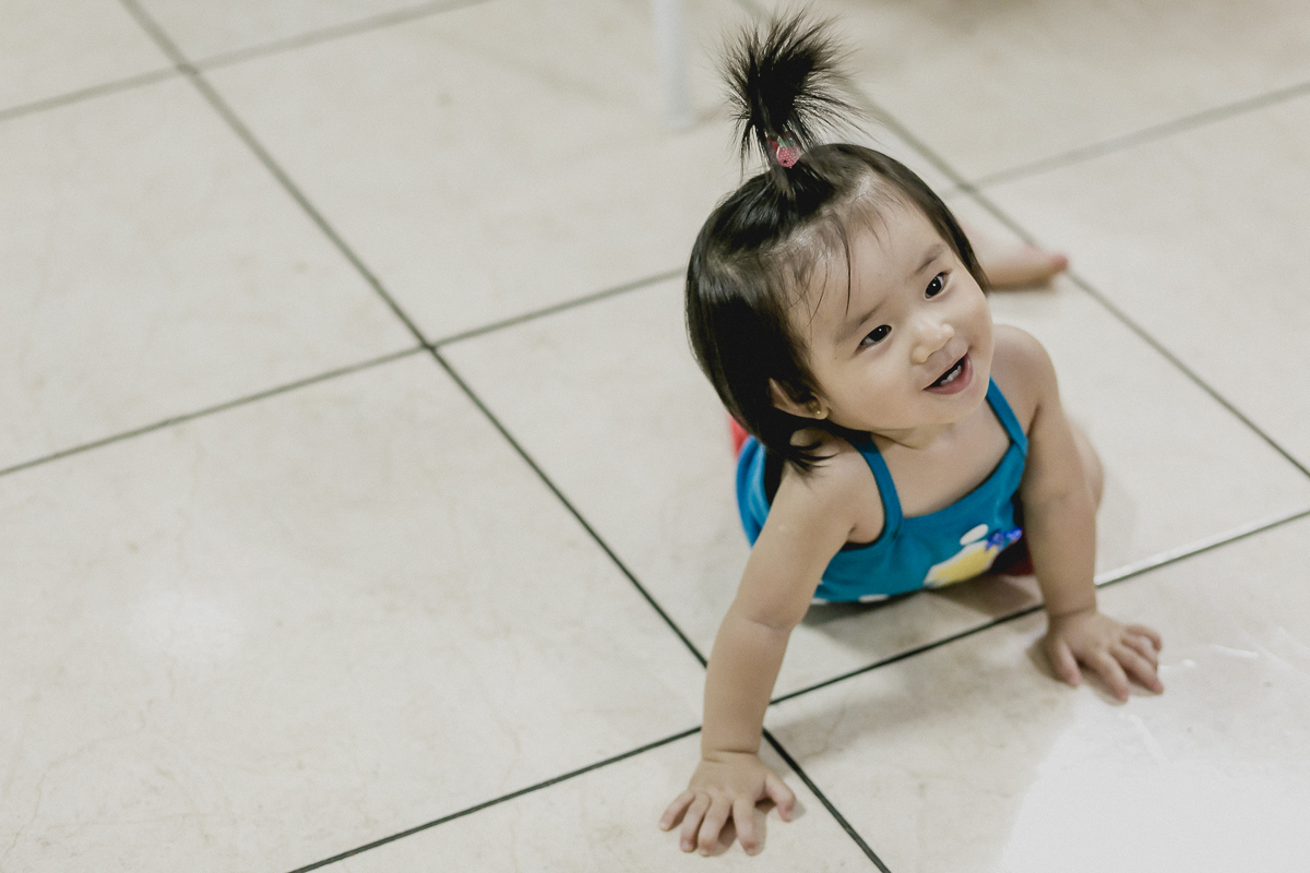 engatinhando no chão do buffet