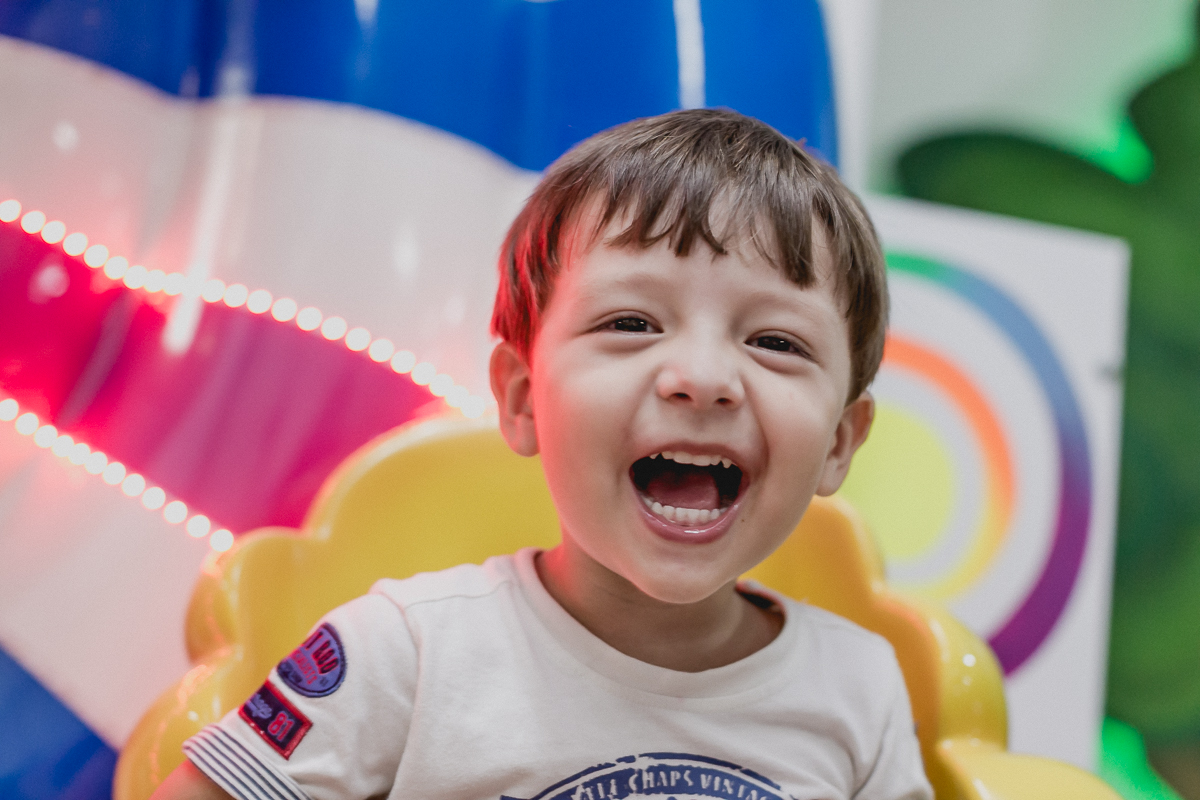 gargalhando no brinquedo