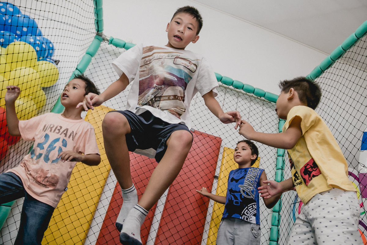 amigos se divertindo no pula pula