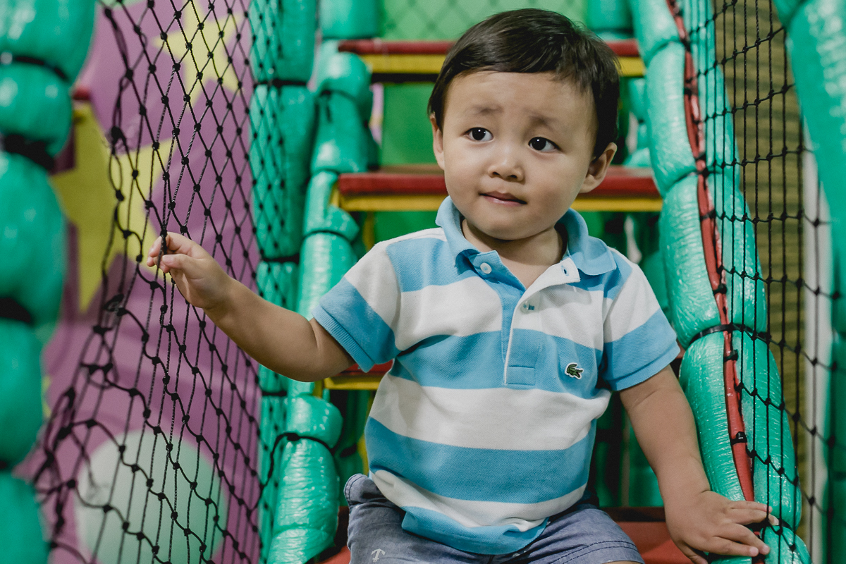 amiguinho descendo a escada do tombo legal