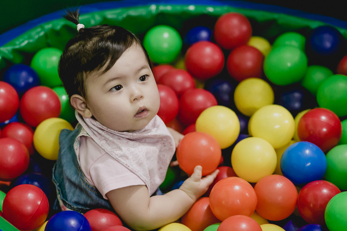 amiguinha brincando nas bolinhas