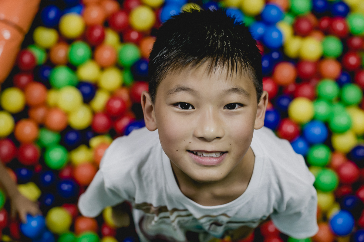 retrato do amiguinho na piscina de bolinhas