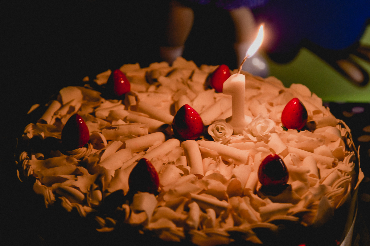 acendendo a vela para cantar o parabens