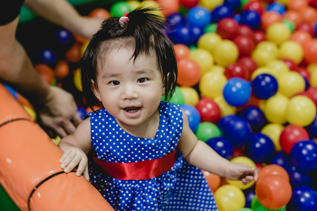 gabi se divertindo nas bolinhas