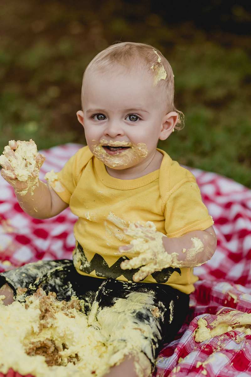 Joao com muito bolo na Mao no ensaio