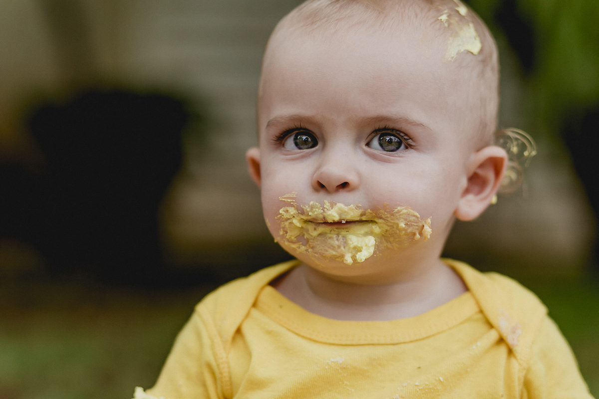 Joao com a boca toda suja de bolo no ensaio