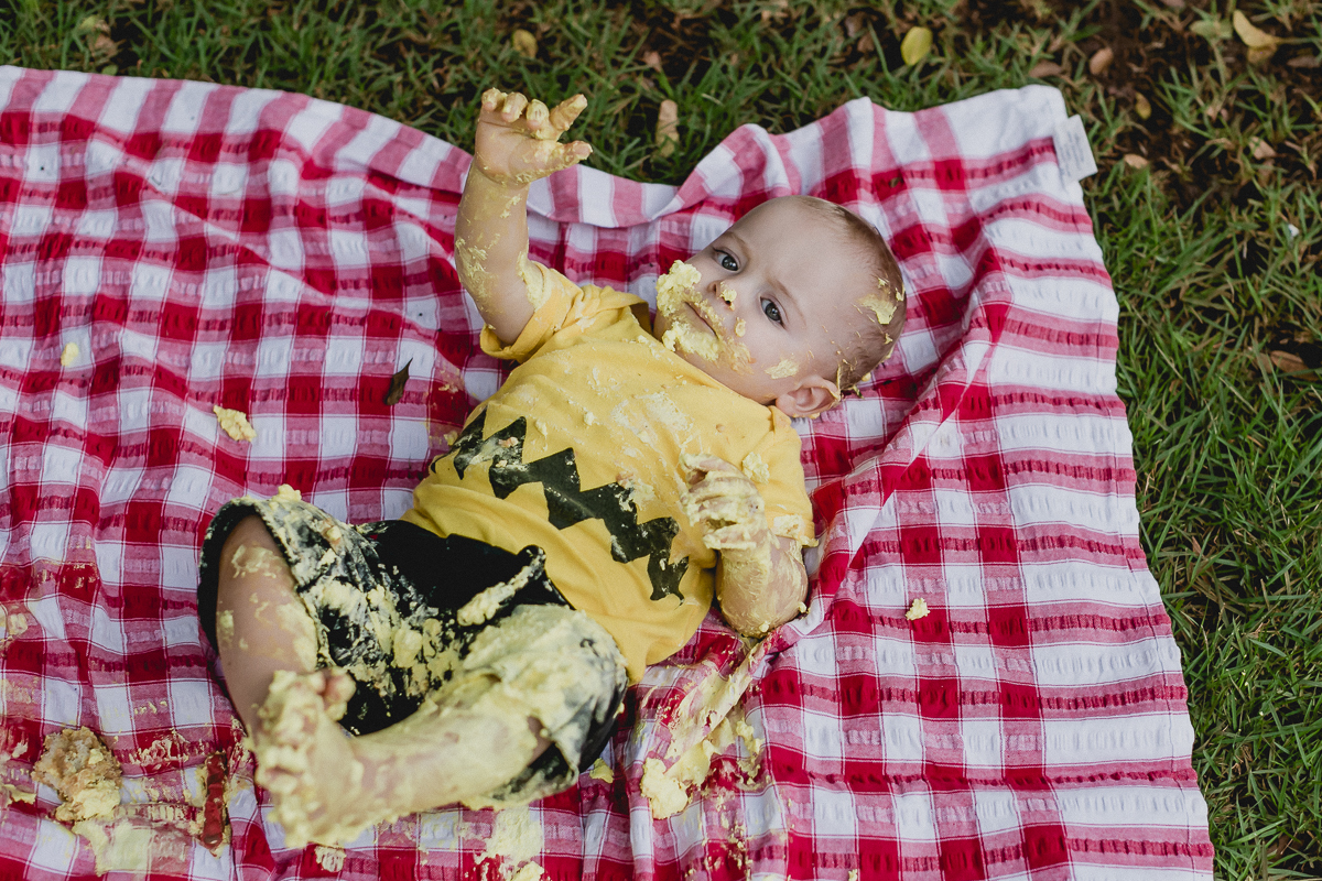 brincando e deitado no pano no final do ensaio smash the cake