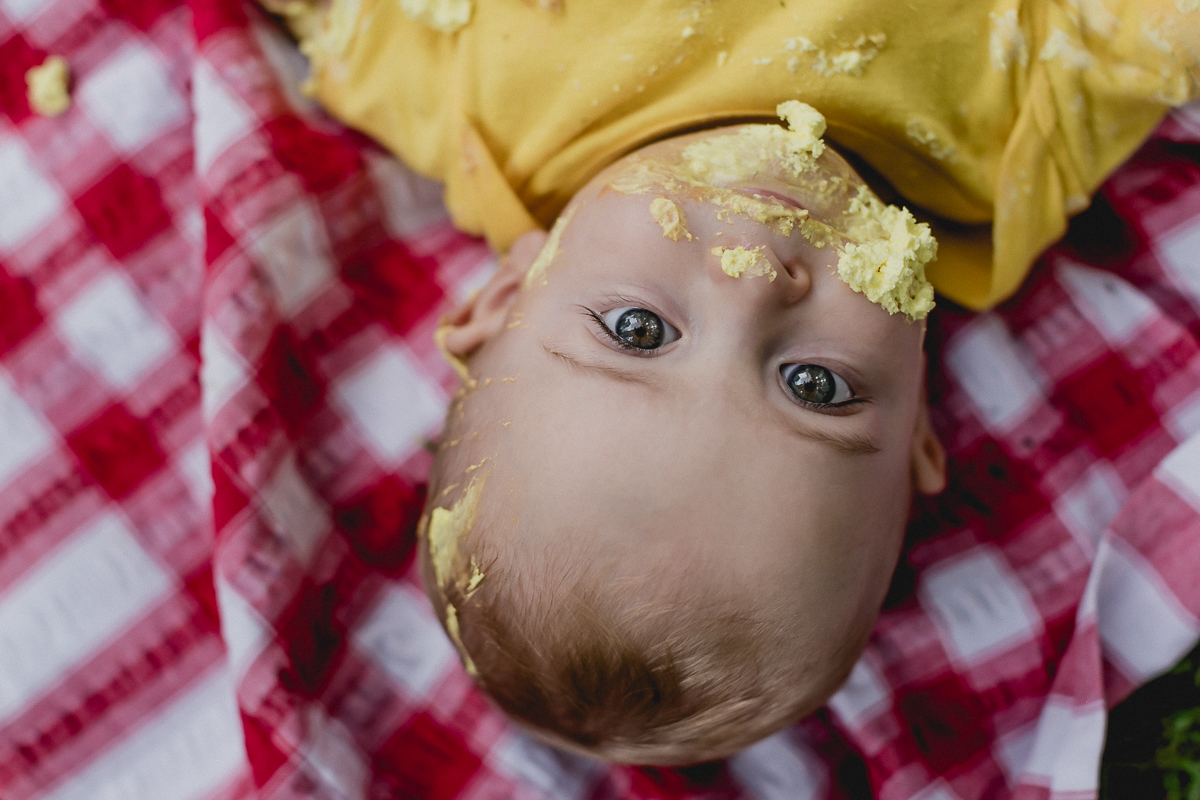 joao com a boca suja de bolo no final do smash the cake