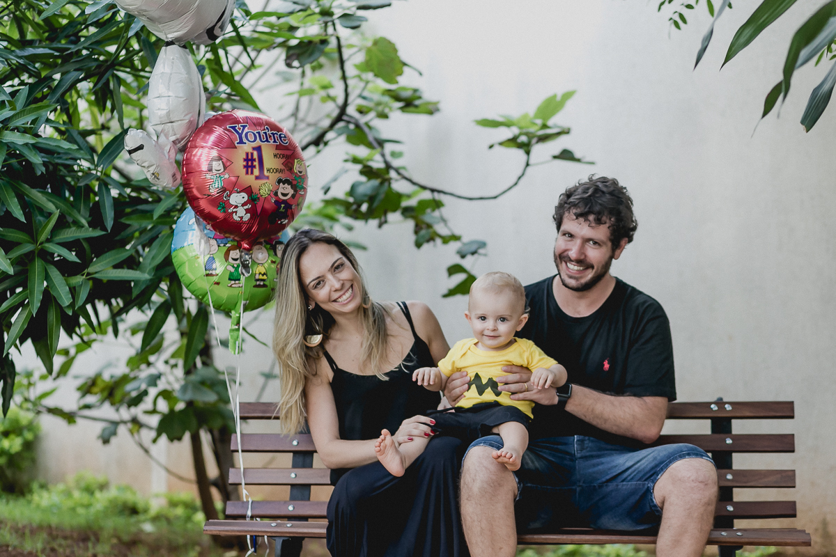 sentados se divertindo em familia