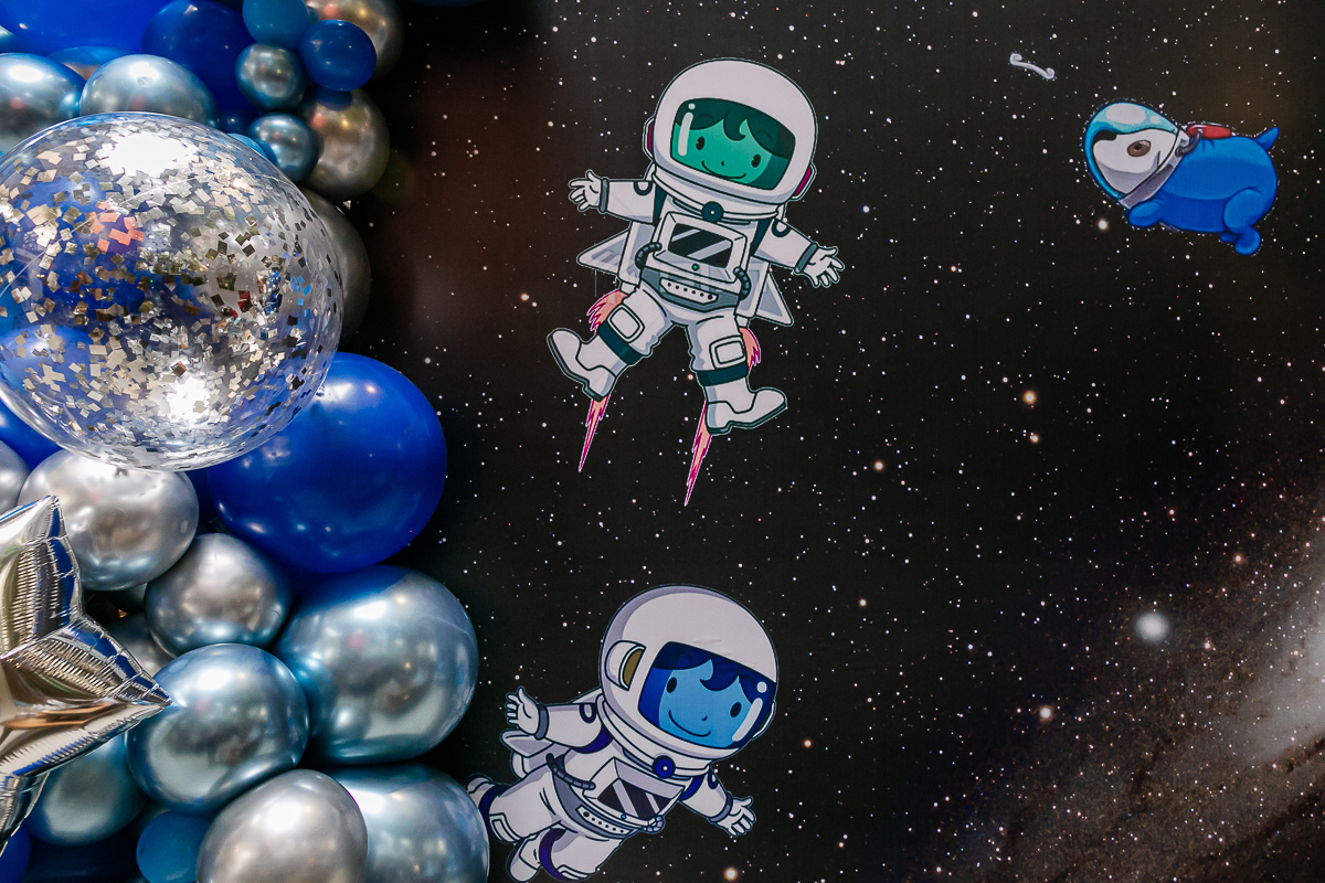 detalhes da mesa de aniversário com o tema foguete e espaço
