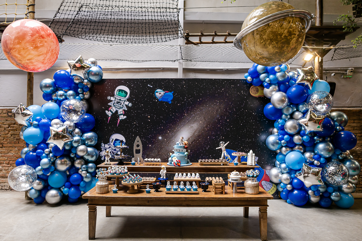 mesa de aniversário com o tema foguete e espaço