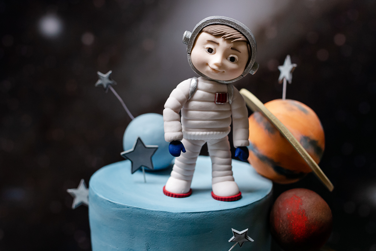 detalhes da mesa de aniversário com o tema foguete e espaço
