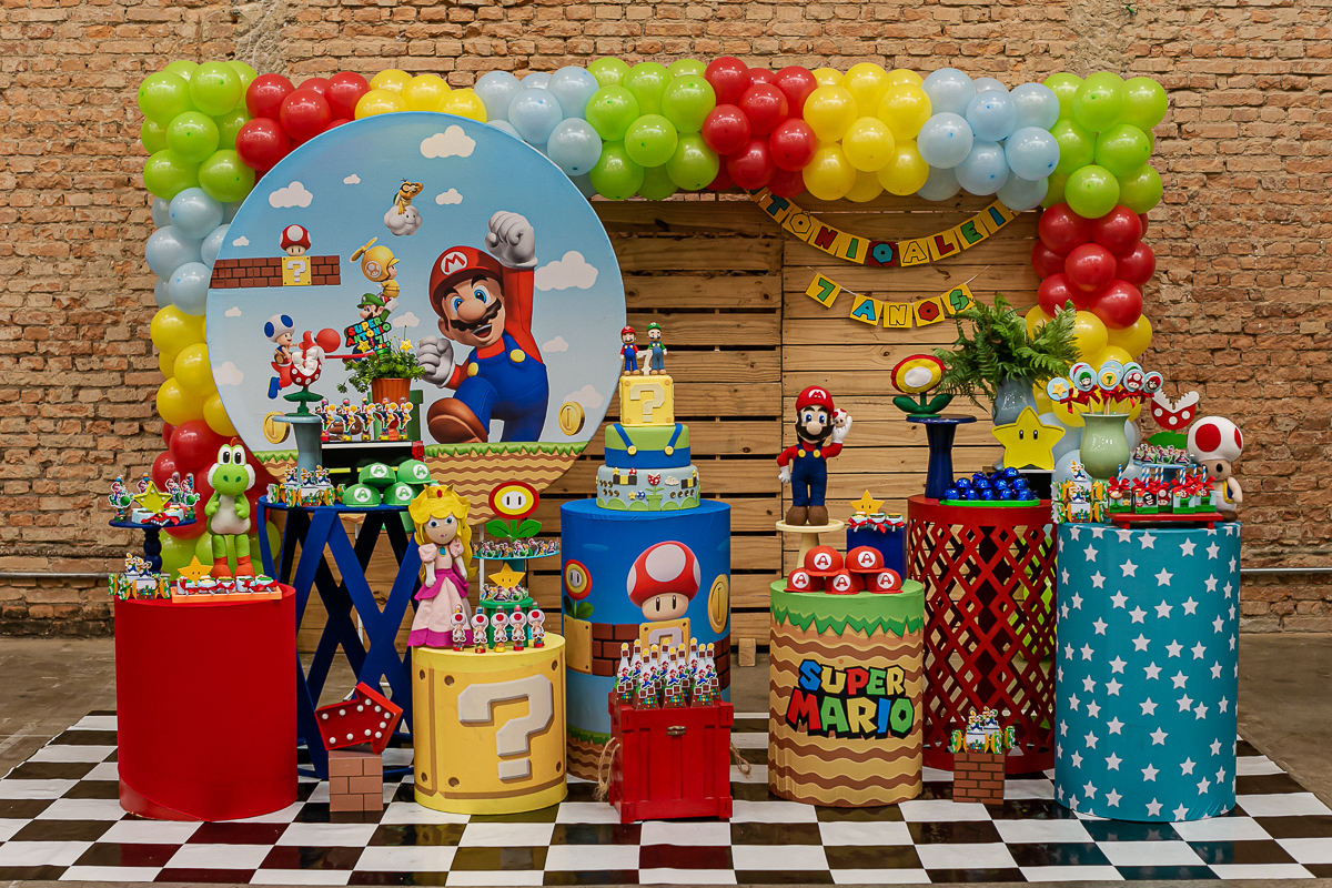 mesa com o tema super mario