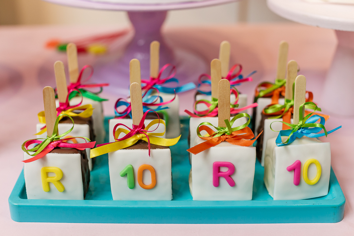 mesa de aniversario infantil com tema boneco de palitinho