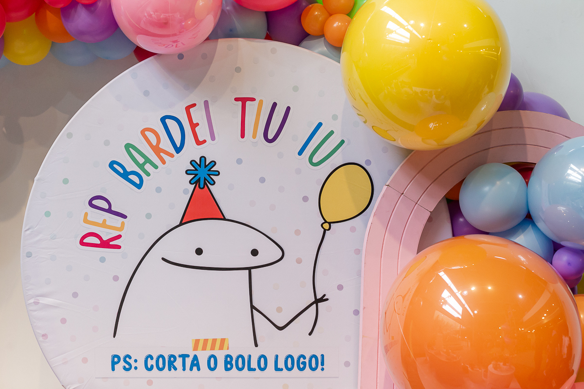 mesa de aniversario infantil com tema boneco de palitinho