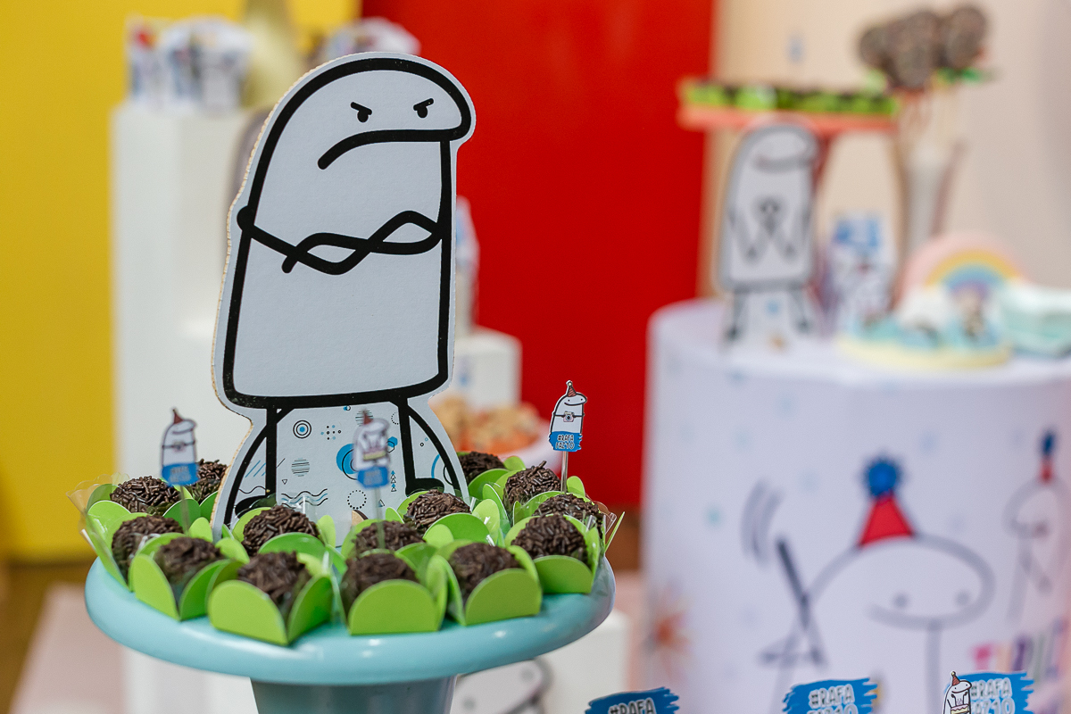 mesa de aniversario infantil com tema boneco de palitinho