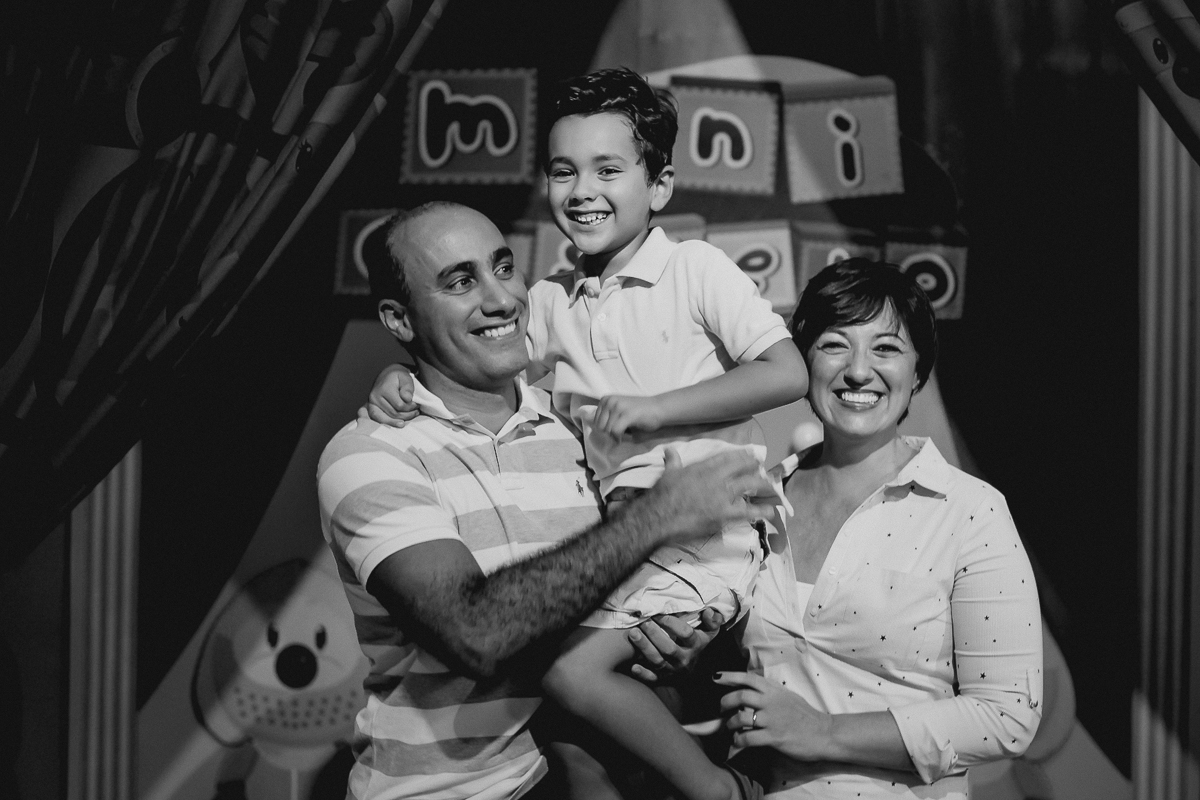 jogando o pedro para o alto e dando muitas risadas