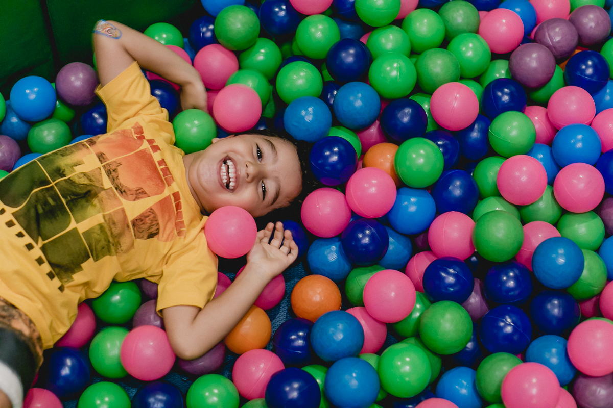 gargalhando na piscina de bolinhas