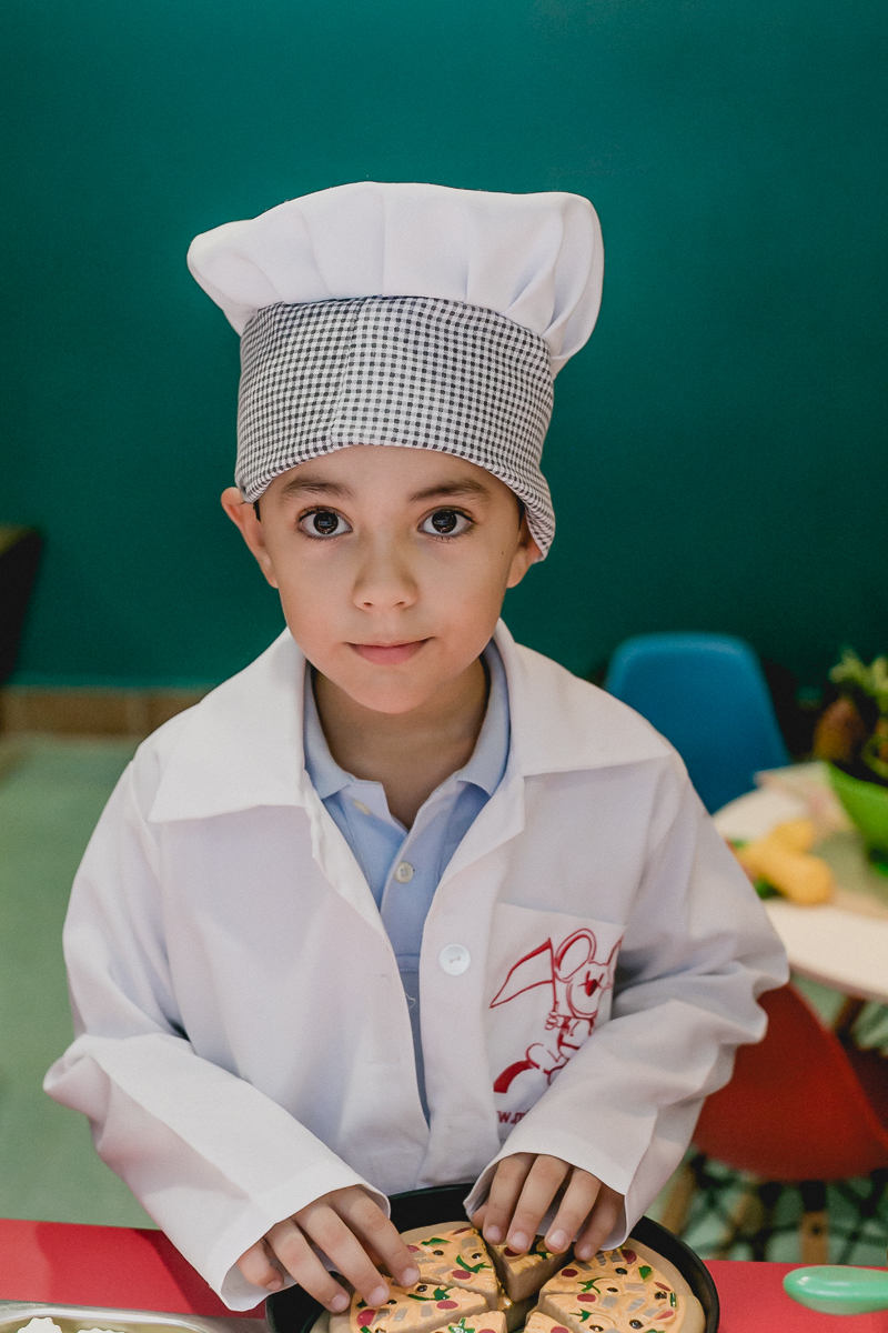 pedro cozinheiro brincando no buffet miniland
