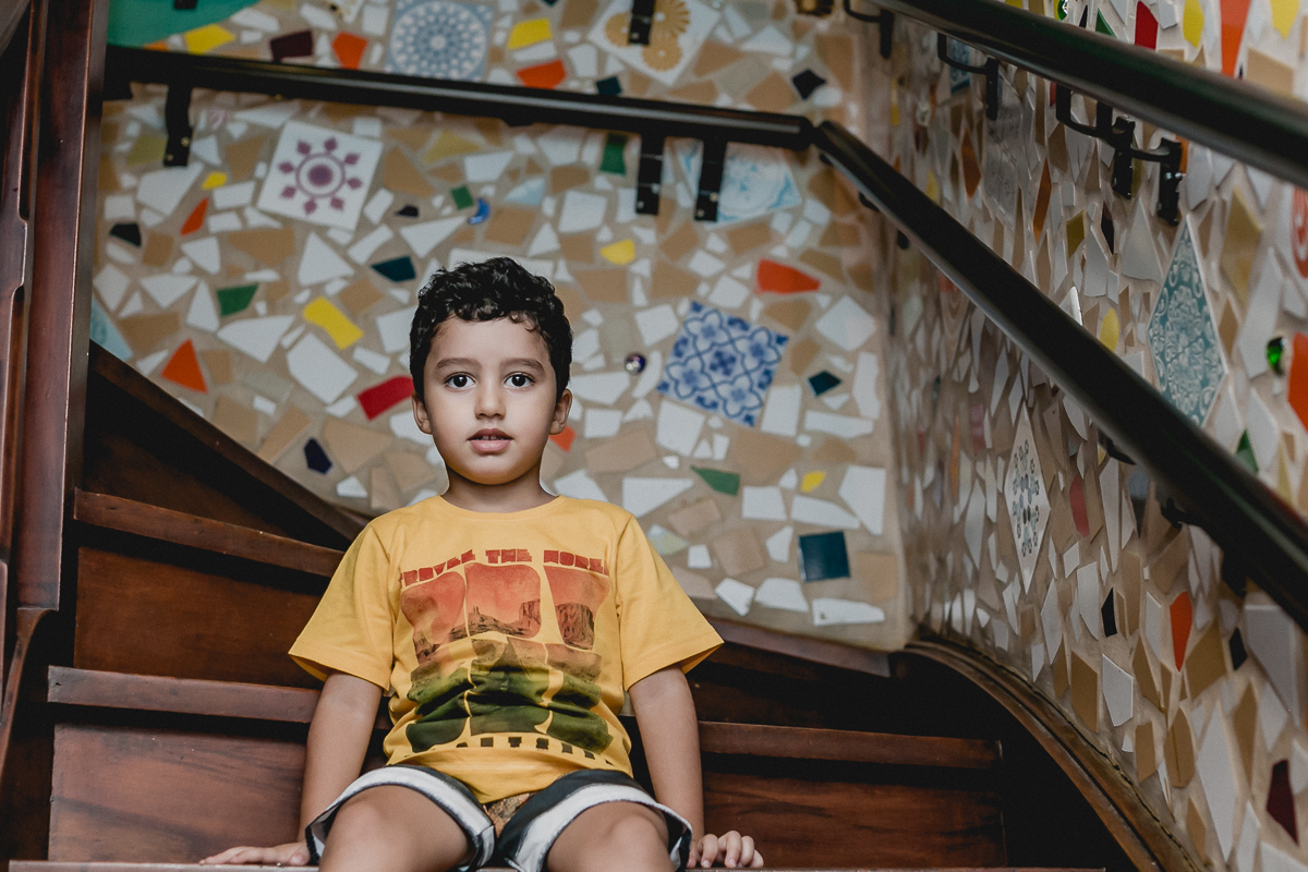 retrato do amigo na escada do buffet