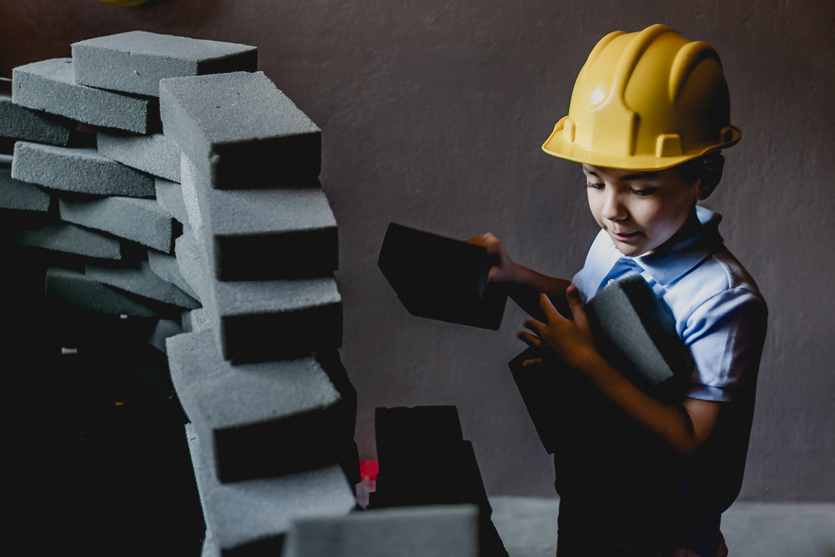 pedro construindo um muro no buffet miniland