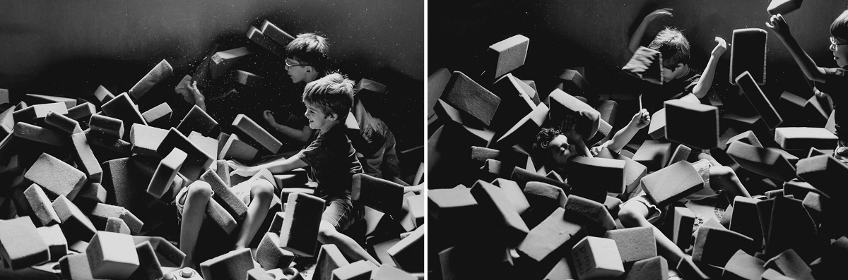 jogando tijolos de espuma para o ar